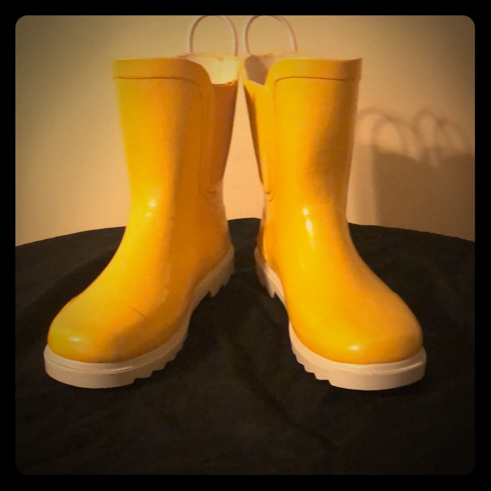 YOUTH SIZE 6 TOMS RAIN BOOTS